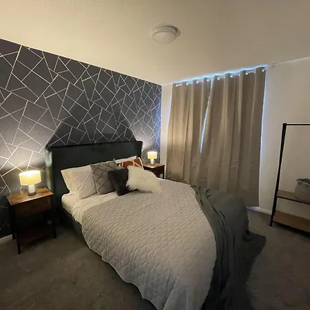 Convenient 3 Bd House Salford 7 Guests *