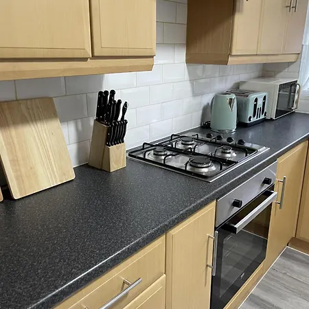 Convenient 3 Bd House Salford 7 Guests