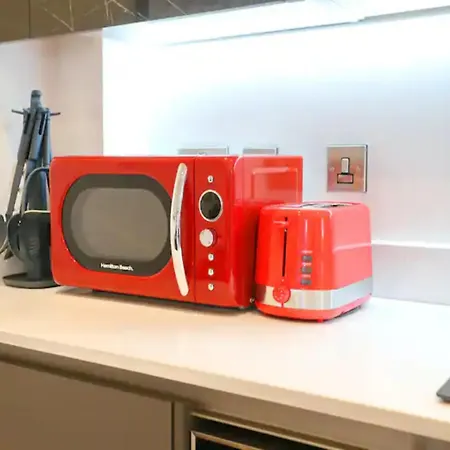 Apartment 3 Bed Flat 8 Min Walk To Centre - Pass The Keys *