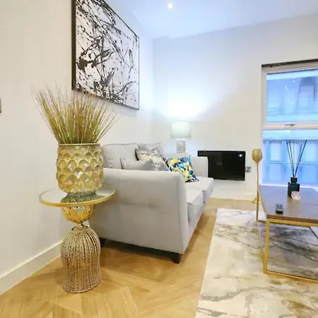 Pass The Keys Large Flat Walk To Centre In 5 Mins شقة مانشستر