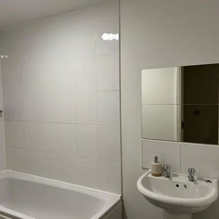 Cosy 2 Bedroom With Parking By Cloud Манчестер