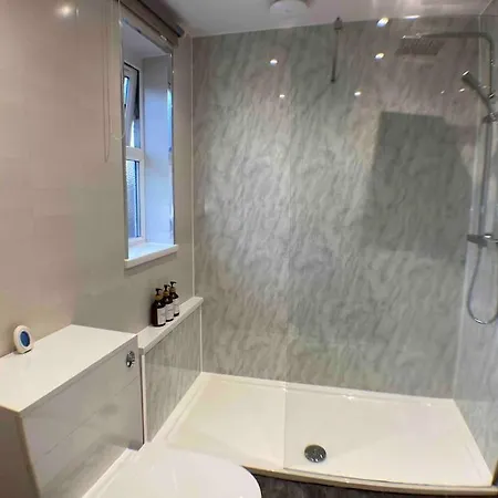 Holiday home Free Parking - Near Coop Live, Etihad - Comfy 3-bed House In