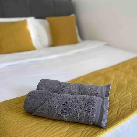 Free Parking - Near Coop Live, Etihad - Comfy 3-bed House In *