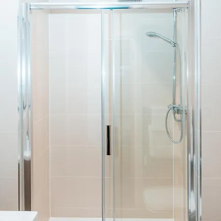 公寓 Entire 2 Bedroom And 2 Bathroom In -free Underground Parking *