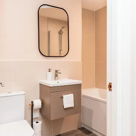 Entire 2 Bedroom And 2 Bathroom In -free Underground Parking *