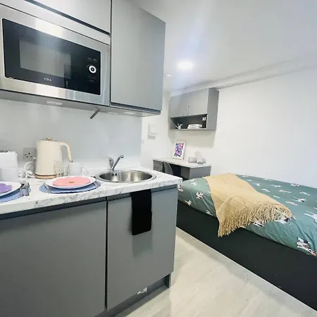 Contemporary Chic Studio In Stretford