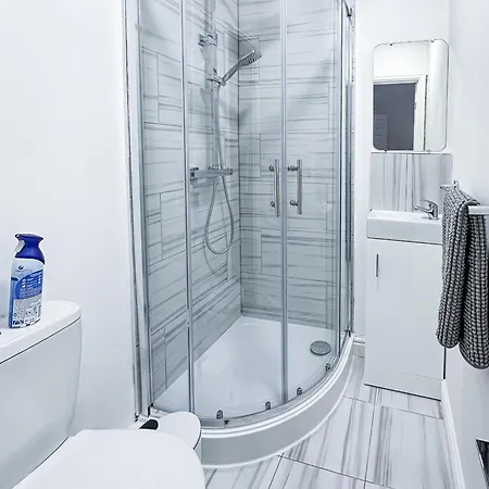 Ashfield Co-living - Private Self-cater Manchester