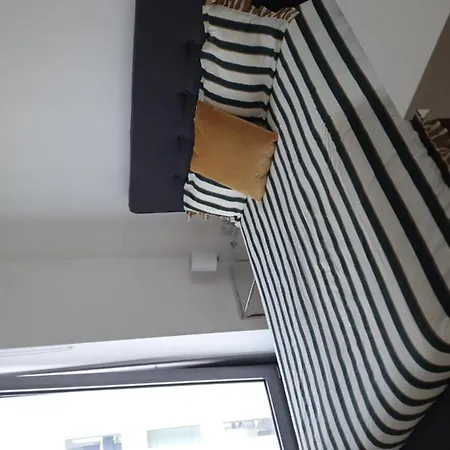 Апартаменты 1 Bed Apartment Sleeps 2 - Wifi & Tv *