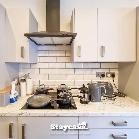 Spacious 6-bed With Large Patio And Free Parking בית נופש