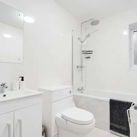 Дом отдыха Dazzling & Modern 4bd - Coop Live - Etihad - Parking *