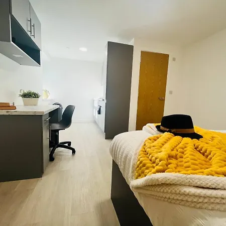 Stretford Charm: Bright Airy Studio Апартаменты Манчестер