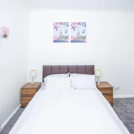 Lovely + Free Parking Манчестер