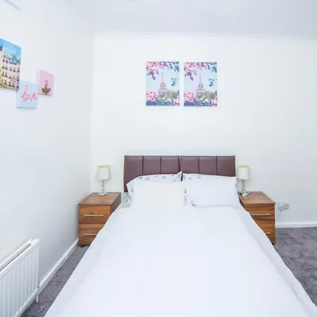 Lovely + Free Parking Манчестер