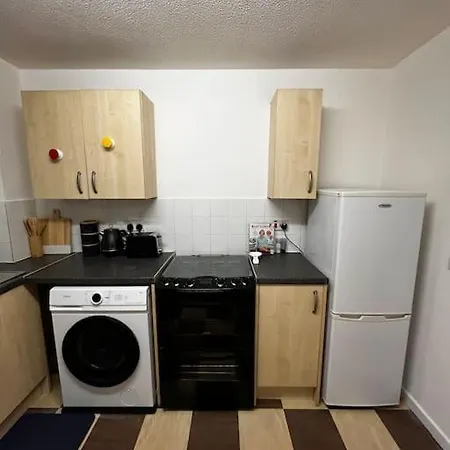 Salford 2-bed - Near Uni & Mcr Centre בית נופש