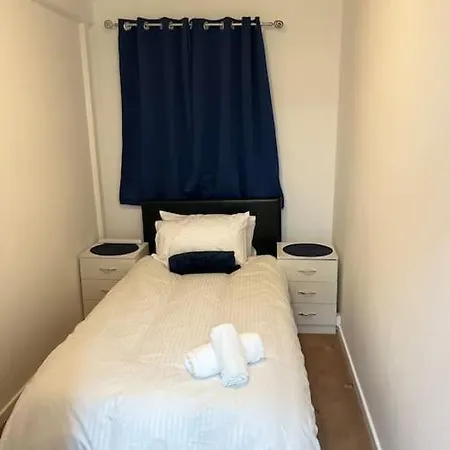 Salford 2-bed - Near Uni & Mcr Centre בית נופש
