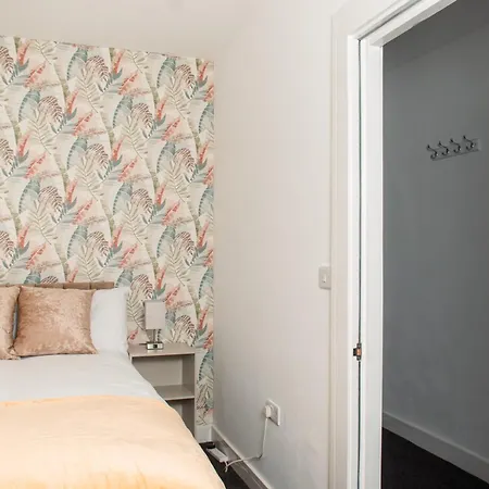 Bright And Stylish - 2 Bedroom - Free Parking, Transit Links, Close To Stadiums *