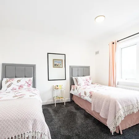 Entire 3 Bedrooms Away From In Salford Hébergement de vacances