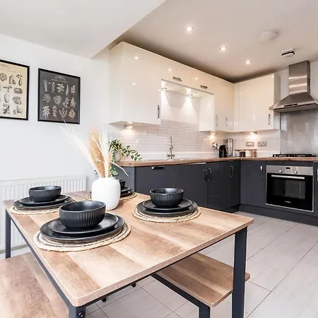 6 Guests - 3 Bedrooms - Free Wi-fi - * Manchester