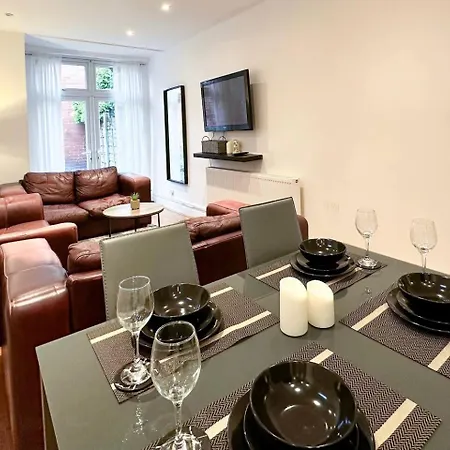 Hotel Homely 4-bedroom House Manchester