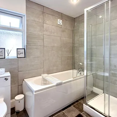 Homely 4-bedroom House 3* Manchester