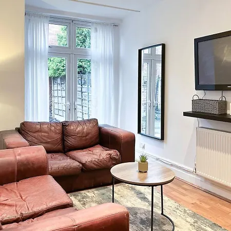 Homely 4-bedroom House Hotel Manchester