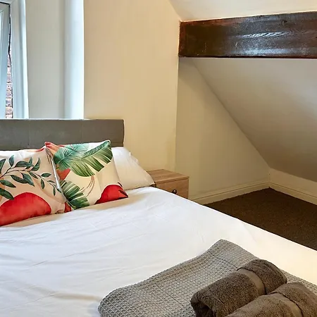 Homely 4-bedroom House Manchester
