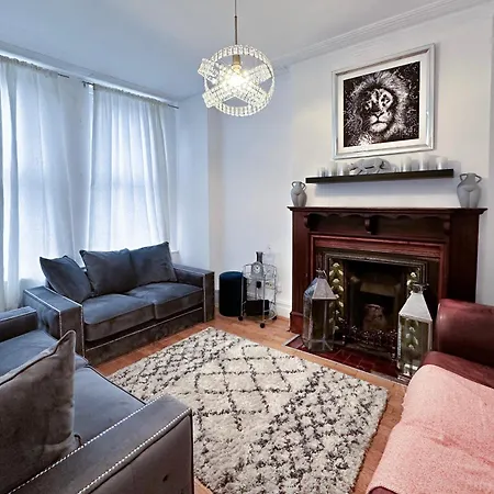 Homely 4-bedroom House Manchester