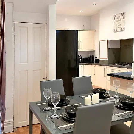 Homely 4-bedroom House 3* Manchester