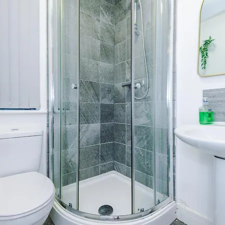 Elm , Collection Of Available Near Media , Free Parking 3* Manchester