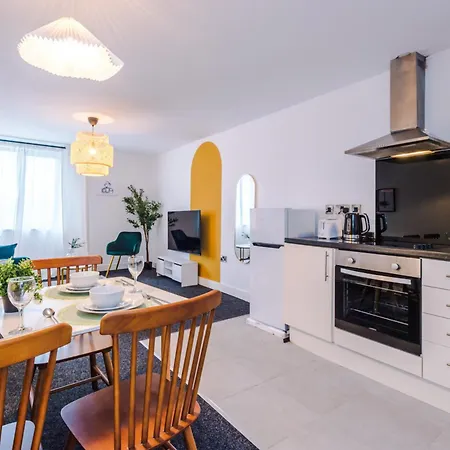 Elm , Collection Of Available Near Media , Free Parking 3* Manchester