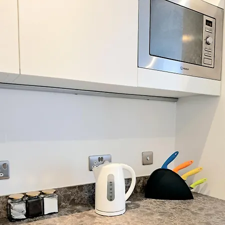 5mins Jd Gym Supermarket Retail M60 Centre Salford Queys Media Apartment *