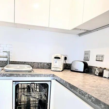 5mins Jd Gym Supermarket Retail M60 Centre Salford Queys Media Apartment Manchester