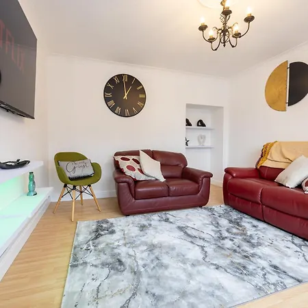 Holiday home Entire 3 Bedrooms Away From In Salford