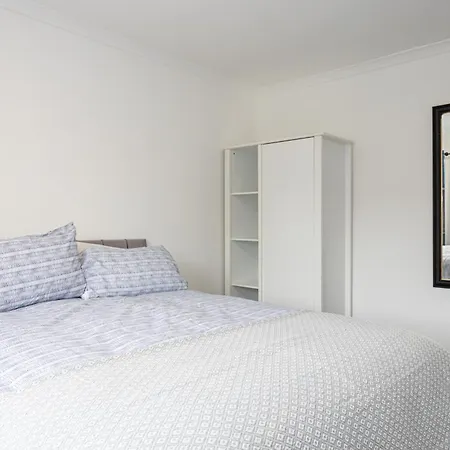 Entire 3 Bedrooms Away From In Salford Hébergement de vacances *