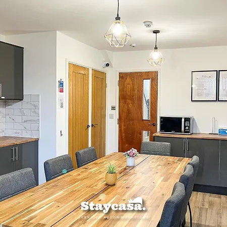 Delightful Spacious Haven With Large Driveway *