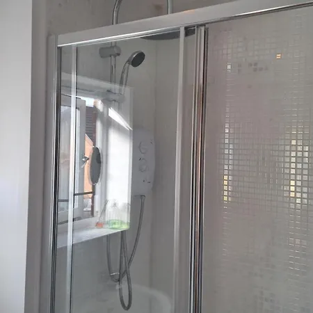 Tropical Sun Homes - Beautiful Spacious 3 Bed In A Serene Environment With Free Parking For 2 Cars