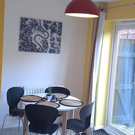 Dom wakacyjny Tropical Sun Homes - Beautiful Spacious 3 Bed In A Serene Environment With Free Parking For 2 Cars *