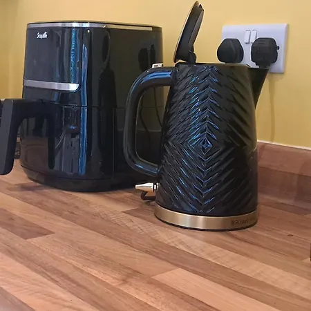 Tropical Sun Homes - Beautiful Spacious 3 Bed In A Serene Environment With Free Parking For 2 Cars Dom wakacyjny *