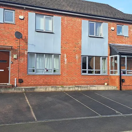 Tropical Sun Homes - Beautiful Spacious 3 Bed In A Serene Environment With Free Parking For 2 Cars Manchester