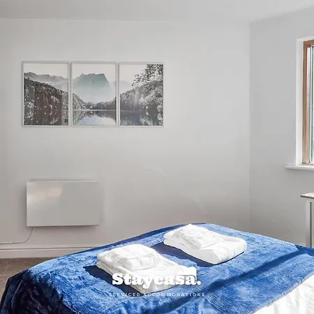 Bright 2 Bedroom With Balcony In Centre Apartment *
