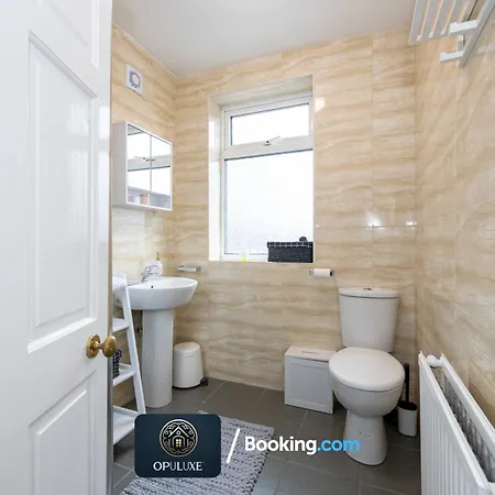 Apartament Luxurious & Homely 2 Bedroom By Opuluxe Short Lets & Serviced Near Center With Free Parking *