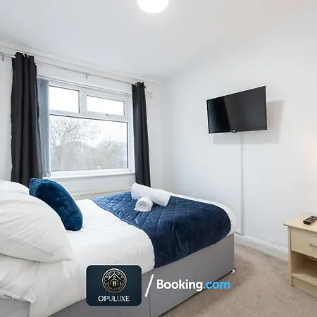 Luxurious & Homely 2 Bedroom By Opuluxe Short Lets & Serviced Near Center With Free Parking Apartament Manchester