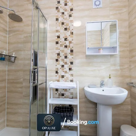 Apartament Luxurious & Homely 2 Bedroom By Opuluxe Short Lets & Serviced Near Center With Free Parking