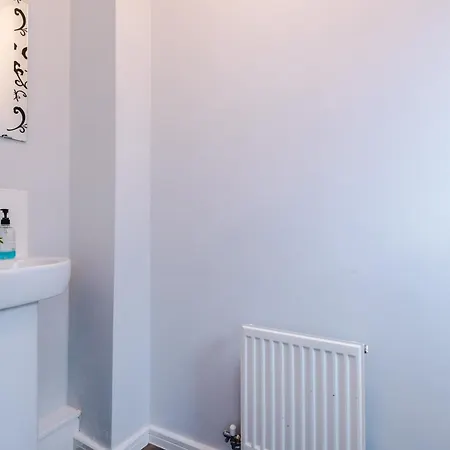 Stylish 4bed Home, Sleeps 7, Free Parking, Wi-fi, Balcony, Smart Tvs, Great Transport Links, Long Term Disc Manchester