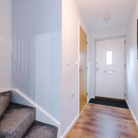 Stylish 4bed Home, Sleeps 7, Free Parking, Wi-fi, Balcony, Smart Tvs, Great Transport Links, Long Term Disc