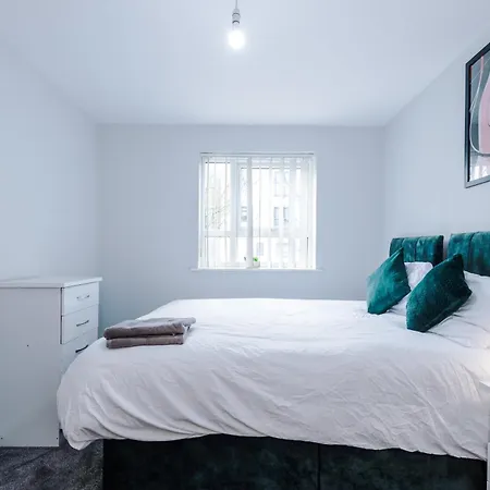 Stylish 4bed Home, Sleeps 7, Free Parking, Wi-fi, Balcony, Smart Tvs, Great Transport Links, Long Term Disc Apartament Manchester