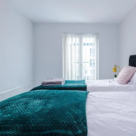 Stylish 4bed Home, Sleeps 7, Free Parking, Wi-fi, Balcony, Smart Tvs, Great Transport Links, Long Term Disc *