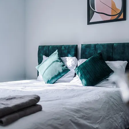 Stylish 4bed Home, Sleeps 7, Free Parking, Wi-fi, Balcony, Smart Tvs, Great Transport Links, Long Term Disc * Manchester