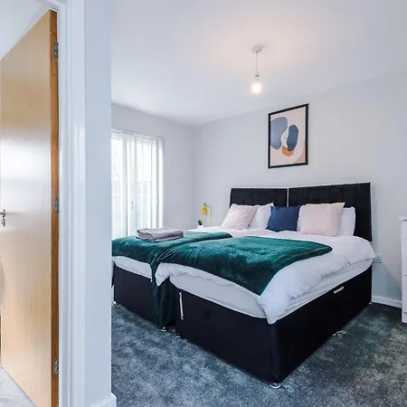 Apartament Stylish 4bed Home, Sleeps 7, Free Parking, Wi-fi, Balcony, Smart Tvs, Great Transport Links, Long Term Disc