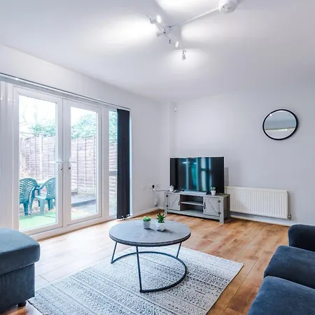 Stylish 4bed Home, Sleeps 7, Free Parking, Wi-fi, Balcony, Smart Tvs, Great Transport Links, Long Term Disc Apartament